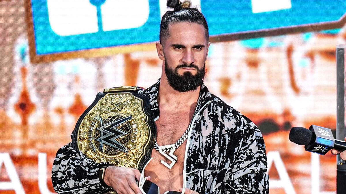 Seth Rollins holding WWE World Heavyweight Championship